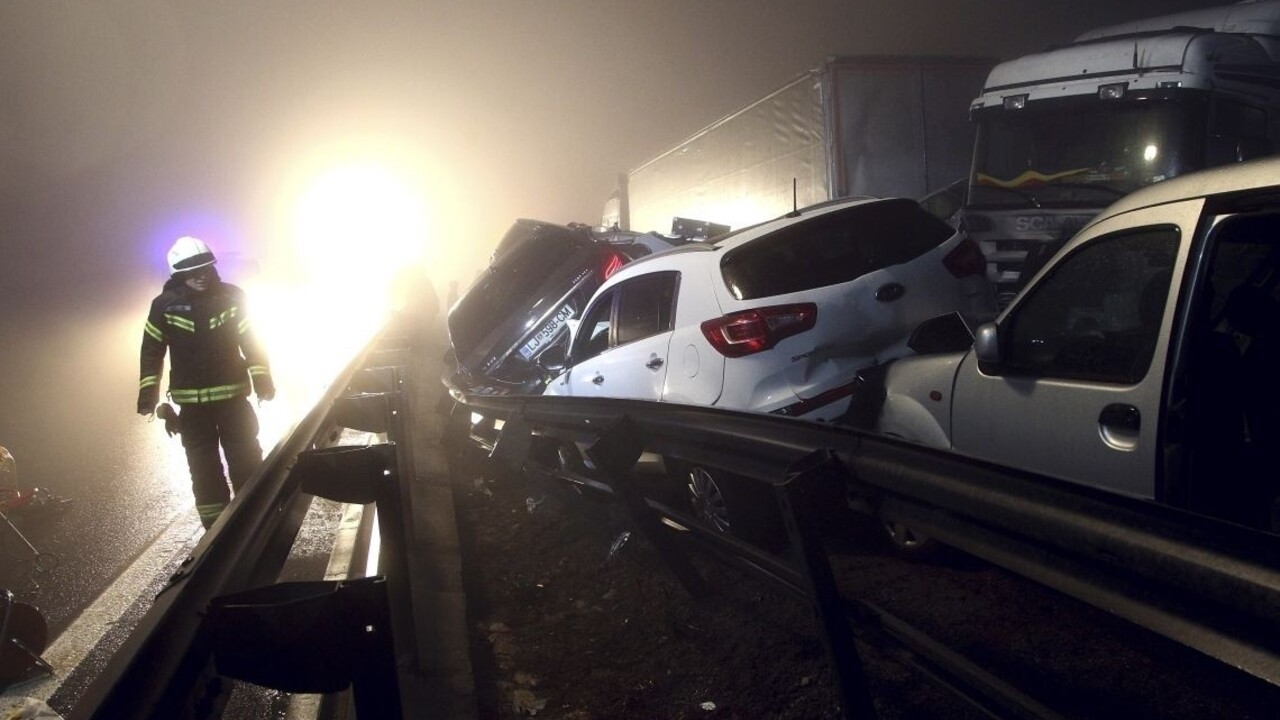 Vo Francúzsku sa v hustej hmle zrazili desiatky áut, hlásia mŕtvych