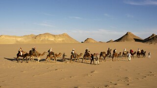 Na pieskových dunách Sahary sa po desiatkach rokov objavil sneh