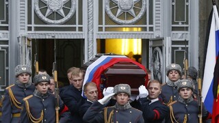 Rusi sa rozlúčili so zastreleným diplomatom, získal najvyššie vyznamenanie