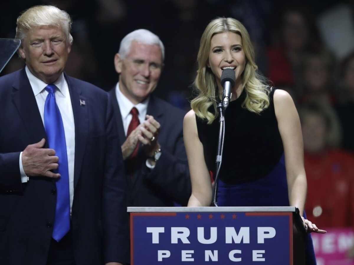 Muži v lietadle slovne napadli Ivanku Trumpovú, museli opustiť palubu