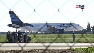 Líbyjské lietadlo ovládli únoscovia s granátmi, žiadajú azyl