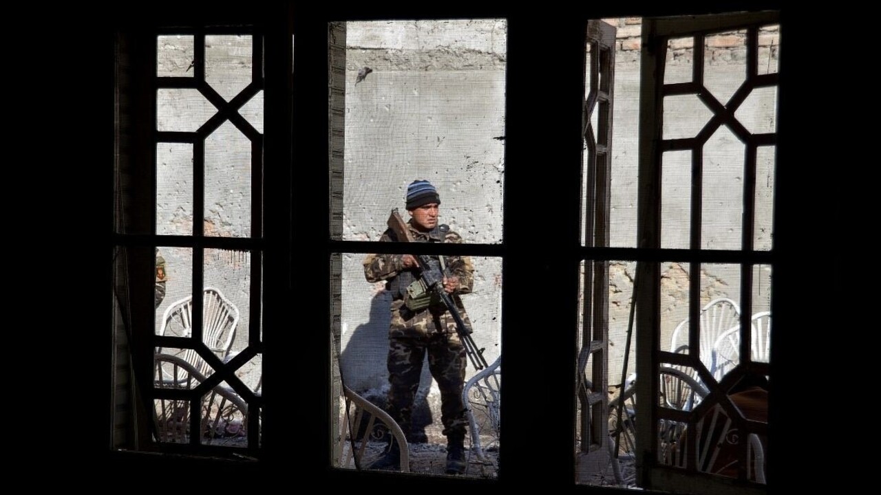 Člen afgánskych milícií zastrelil kolegov, zabil ich v spánku