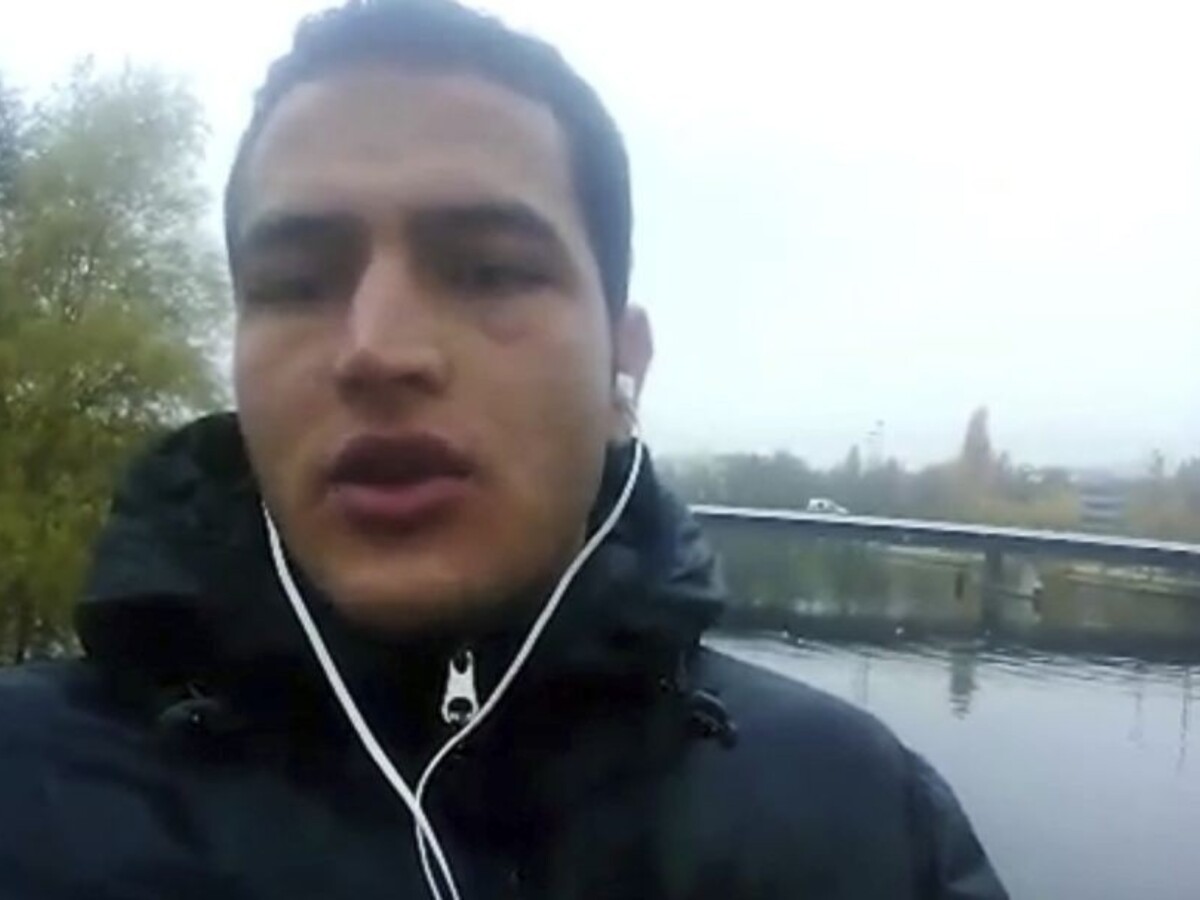 Polícia zatkla tri osoby, ktoré boli v kontakte s podozrivým Tunisanom