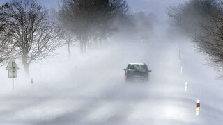 Ľudí na Slovensku potrápi silný vietor, hrozia aj snehové záveje