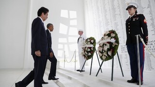 Japonský premiér prvýkrát navštívil Pearl Harbor, uctil si obete