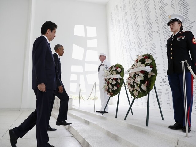 Japonský premiér prvýkrát navštívil Pearl Harbor, uctil si obete
