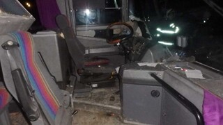 Tyč odletela z auta a zapichla sa do autobusára