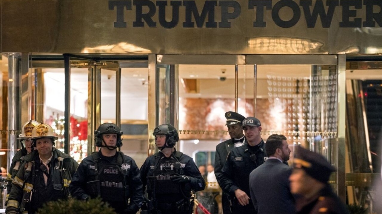 Z Trumpovej veže museli utekať ľudia pre tašku s hračkami