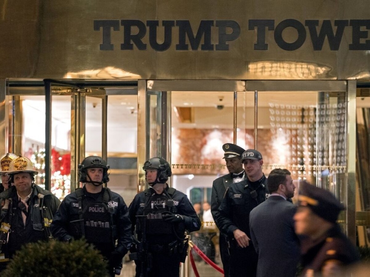 Z Trumpovej veže museli utekať ľudia pre tašku s hračkami