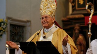 Arcibiskup Sokol havaroval, rušnú cestu sprejazdnili za hodinu