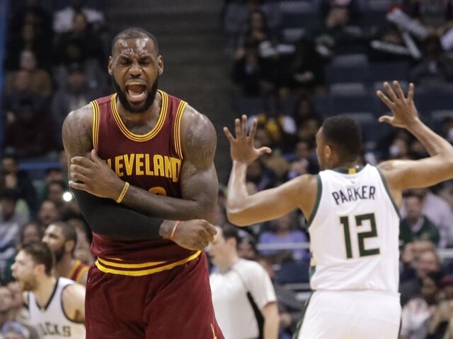 NBA: James siahal na triple-double, Cleveland zdolal Boston