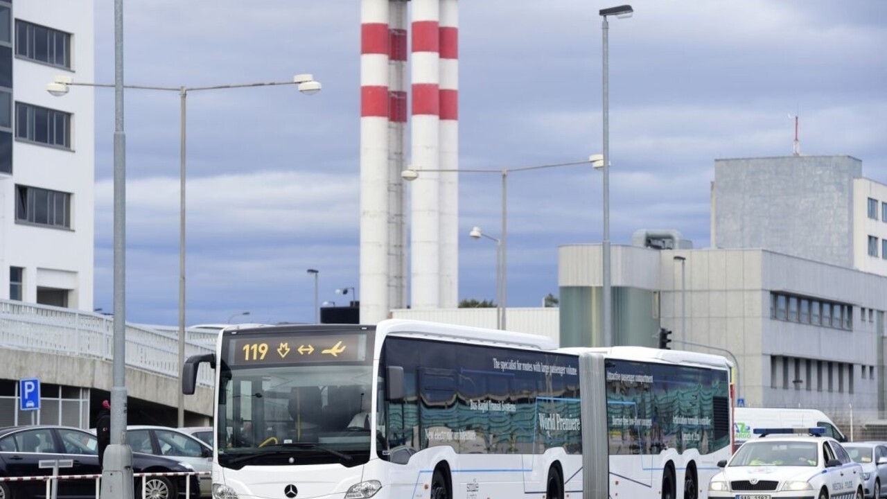 V Prahe núdzovo pristálo lietadlo pre hrozbu bomby, cestujúcich evakuovali