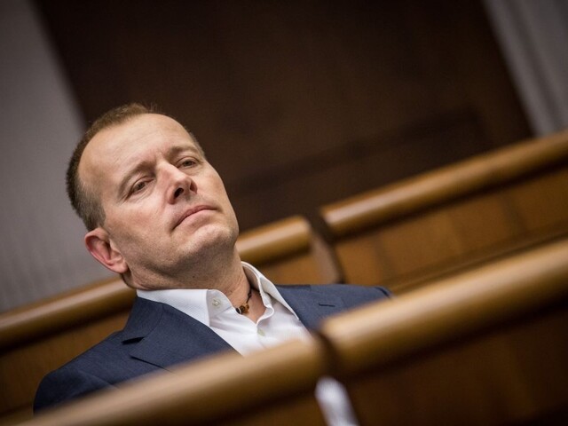 Chcete spoznať druhú tvár politikov? Nahliadnite na ich sociálne siete