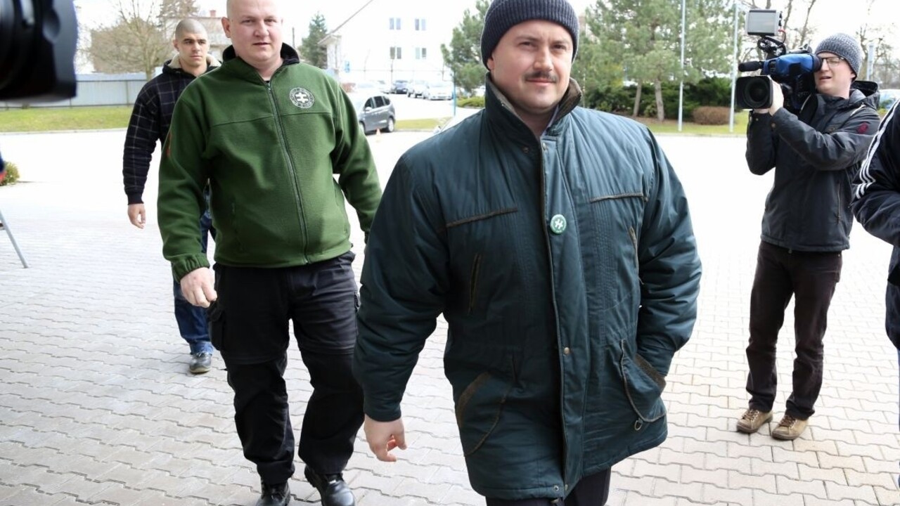 Kotlebove hliadky vo vlakoch končia, inak im hrozí sankcia