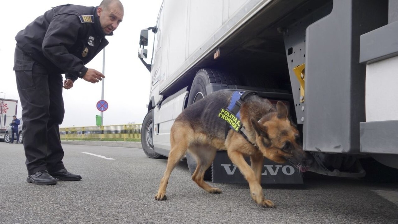 V Rumunsku zastavili migrantov, ukrývali sa v kamióne s čokoládou