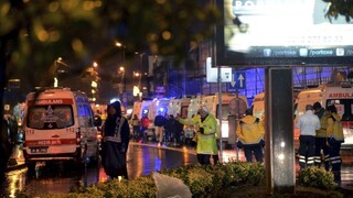 Útočník z klubu v Istanbule je na úteku, väčšina obetí boli cudzinci