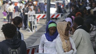 Útočník strieľal do migrantov, v nemocnici skončilo aj dieťa