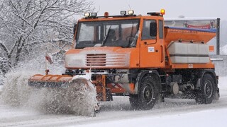 Sneh pokúša peňaženky samospráv, niektoré musia improvizovať