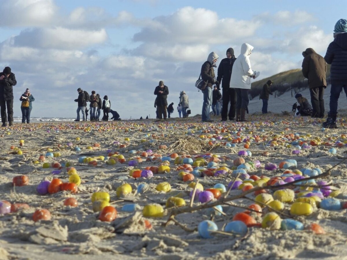 Búrka nadelila deťom darčeky, pláž zaplavilo lego a vajíčka s hračkami