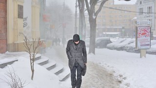 Bratislavu pokryl sneh, cestári sú od rána v pohotovosti