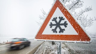 Na hory iba s lopatou, v Česku počasie komplikuje dopravu