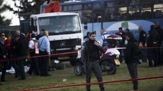 V Jeruzaleme zabíjal kamión, vodič vrazil do skupinky vojakov