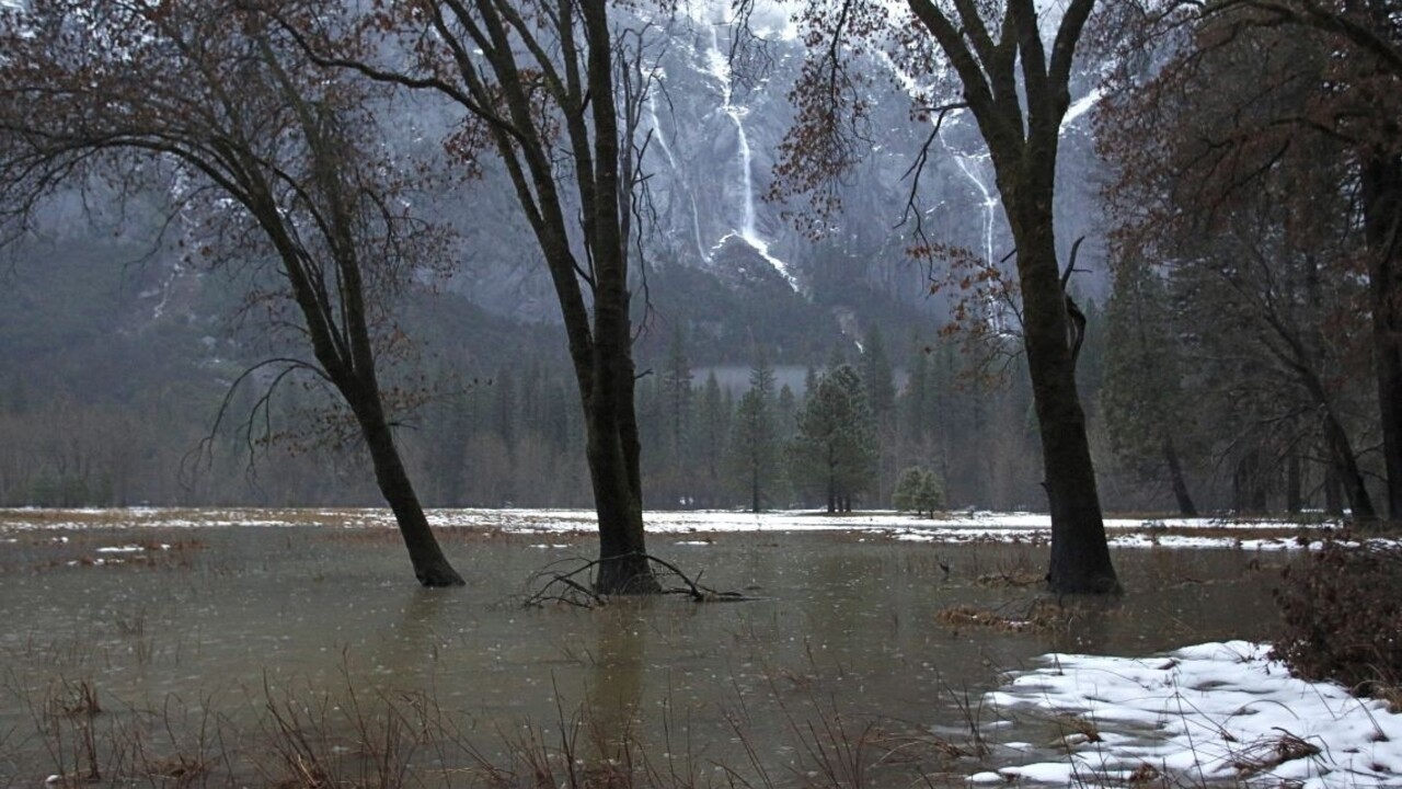 Kaliforniu zasiahli silné dažde, hrozia zosuvy pôdy