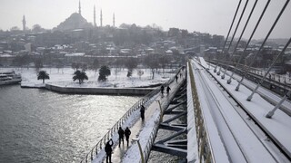 Snehová kalamita komplikuje život aj v Istanbule, ochromila dopravu