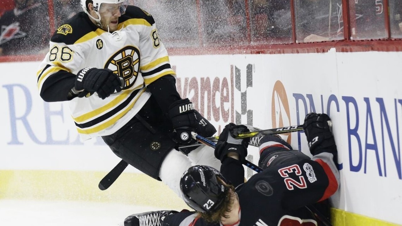 NHL: Pánik a Sekera asistovali, Boston prehral na ľade Caroliny