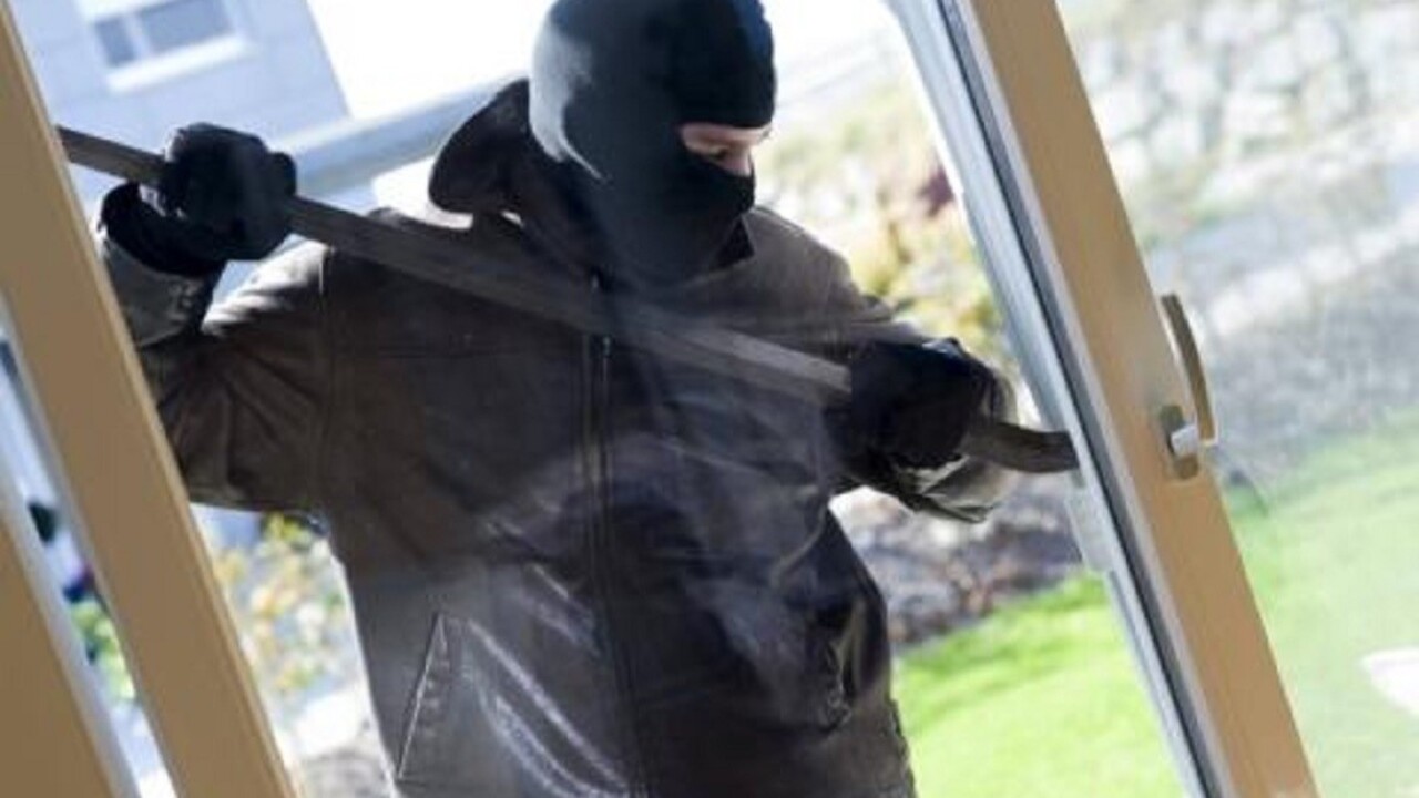 Slovák sa v Rakúsku vlámal do bytov, spôsobil tisícové škody