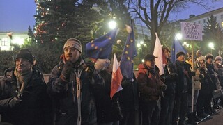 Poľská vládna strana novinárov neobmedzí, vyzvala na dialóg