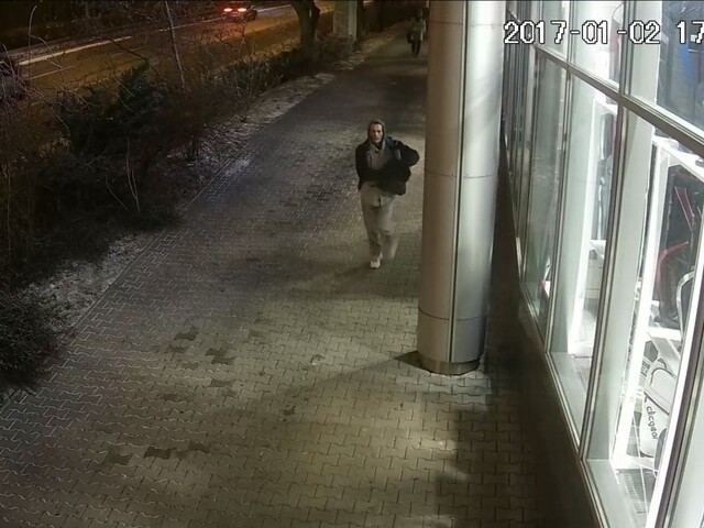 Obvinili muža, ktorý prepadával dôchodkyne a vyskočil z okna polície