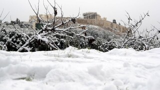 Grécka Akropola sa ocitla pod snehom, na Kréte namerali -15 stupňov