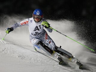 Velez-Zuzulová v nočnom slalome piata, Vlhová v 1. kole vypadla
