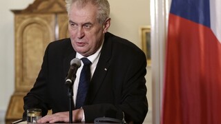 Po Česku sa zrejme potĺka kumpán teroristov, prezradil Zeman