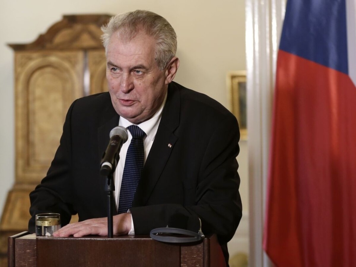 Po Česku sa zrejme potĺka kumpán teroristov, prezradil Zeman