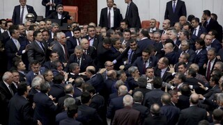 V tureckom parlamente lietali päste. Rozprava sa zmenila na masovú bitku