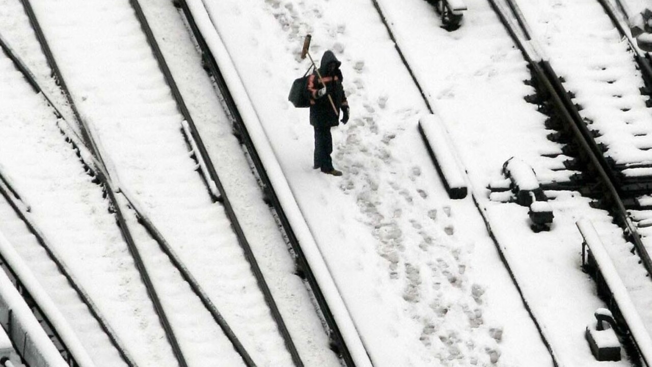 Vlak sa zrazil s bankomatom, ďalší mal problém so snehuliakom