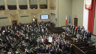 Poľskí opoziční poslanci ukončili štrajk, napätie však pretrváva