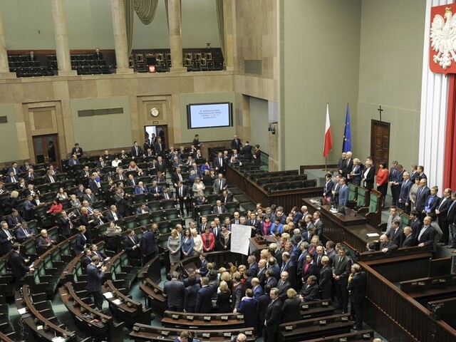 Poľskí opoziční poslanci ukončili štrajk, napätie však pretrváva