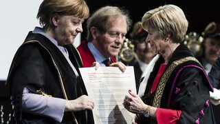 Akademici udelili Merkelovej čestný titul, prirovnávali ju ku Gándhímu