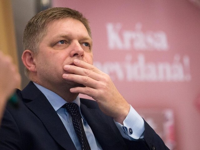 Fico dostal od sudkyne pokutu. Nedostavil sa na súd s aktivistom