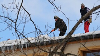 Pod váhou snehu sa zrútila strecha školy, v ktorej sa učili deti