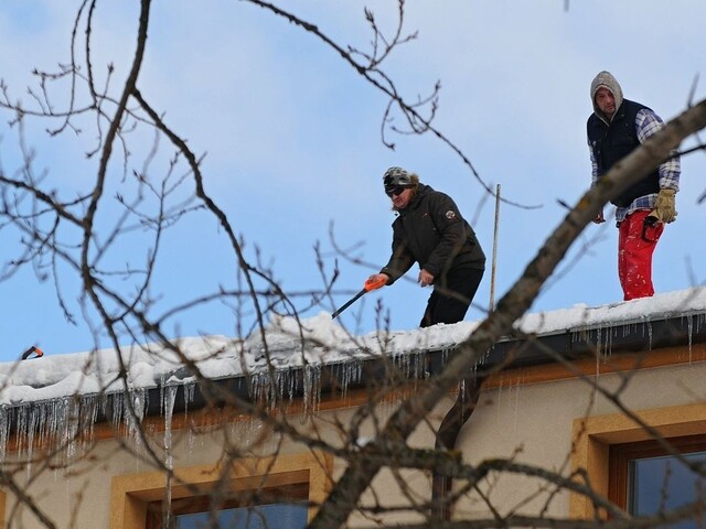 Pod váhou snehu sa zrútila strecha školy, v ktorej sa učili deti