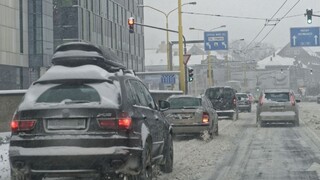 Sneh opäť komplikuje dopravu, na východe vyhlásili mimoriadnu situáciu