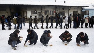 Tuhá zima trápi aj migrantov, v Belehrade prespávajú v sklade