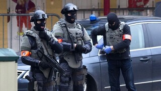 V Bruseli zadržali tri podozrivé osoby, zasahoval aj vrtuľník