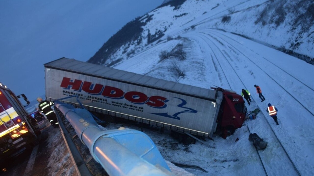 Kamión prerazil zábradlie mosta, zostal visieť nad železnicou
