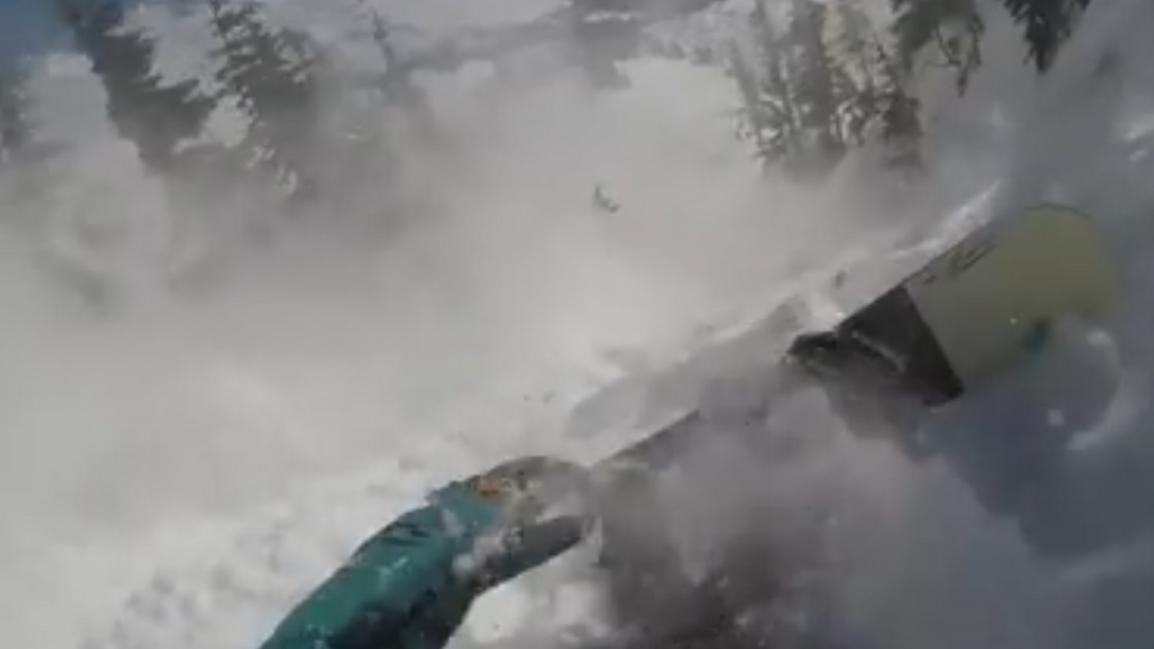 Snoubordistu strhla lavína, natočil ju kamerou na helme