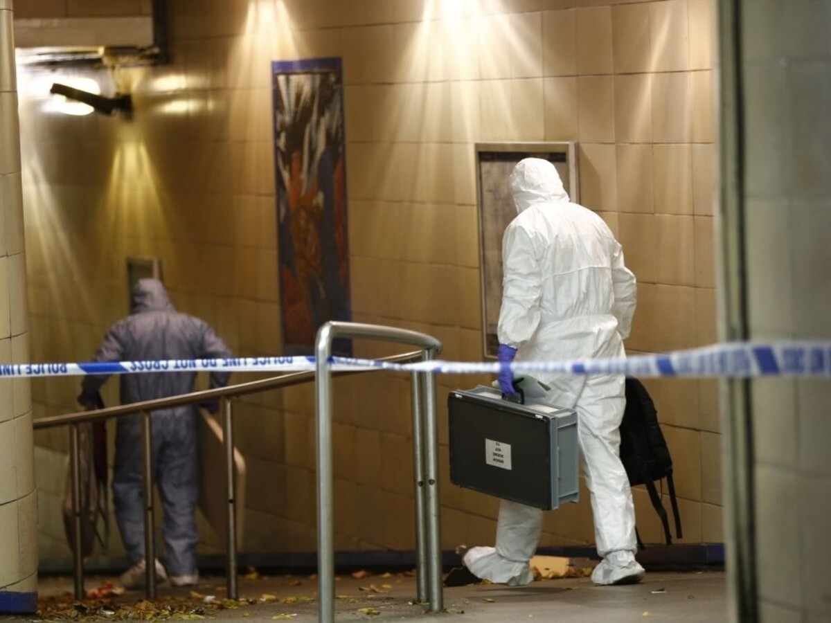 Neznámy muž v parížskom metre bodal do ľudí, pátrajú po ňom